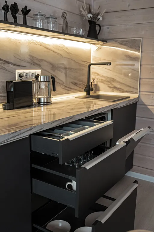 Новый стильный барнхаус с видом на лес