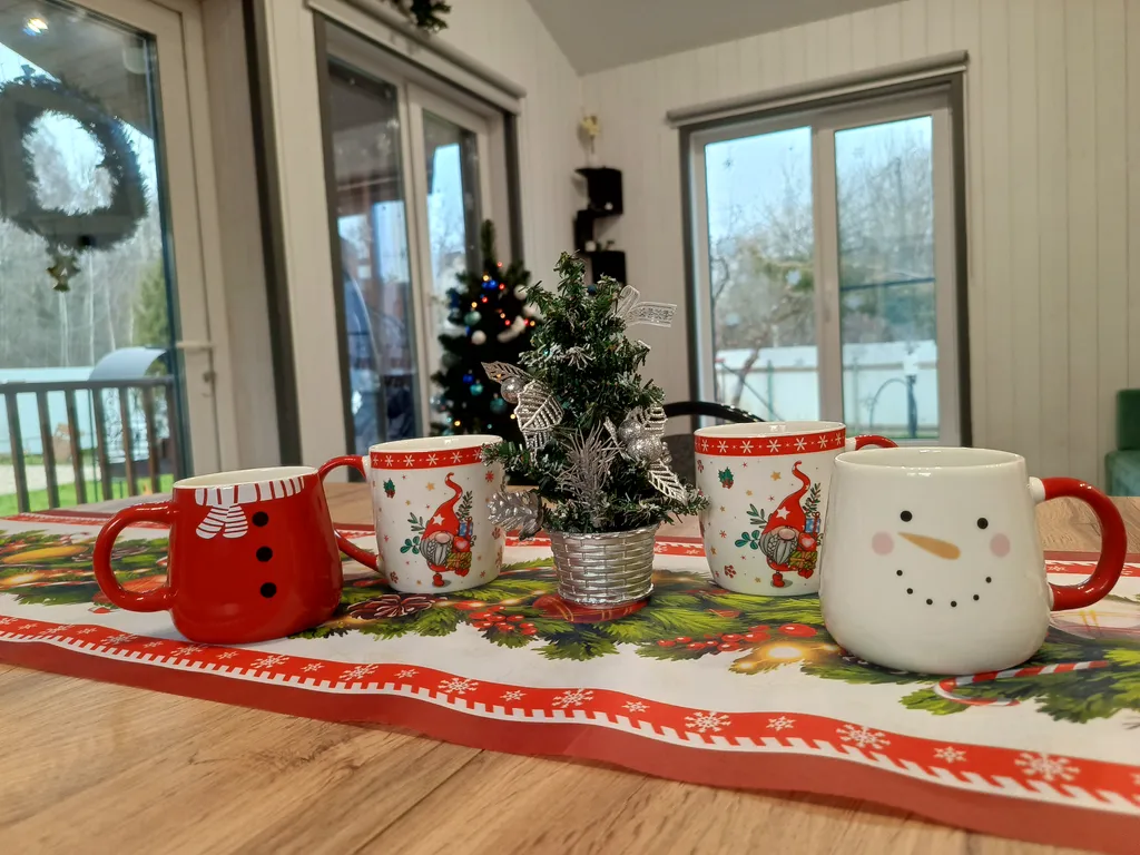 Уютный и теплый дом у леса