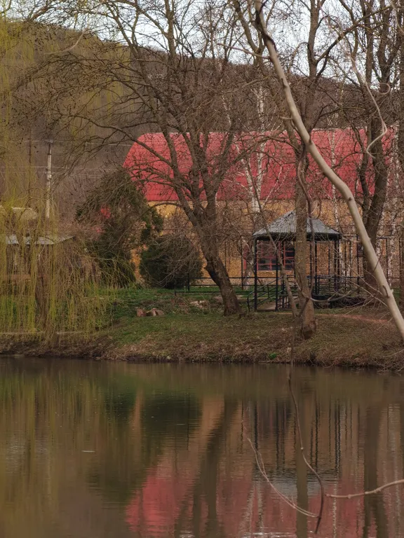 Уютный домик с баней на территории Тихого пруда