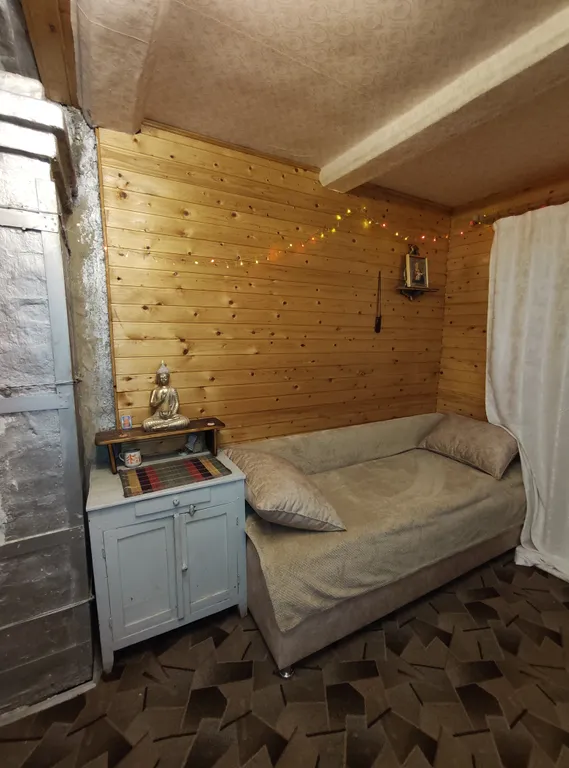 Деревенский дом с дровяной печью у леса