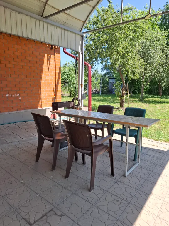 Дом с навесом возле реки