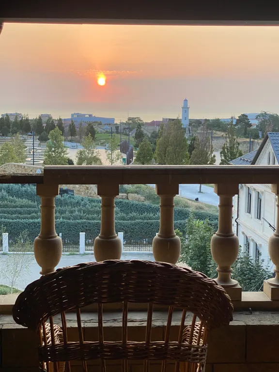 Дом напротив фонтана с потрясающим видом на крепость, фонтан и море