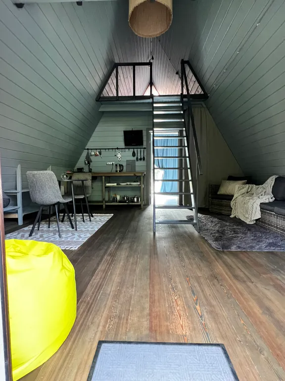 Уютный дом A-Frame в лесу