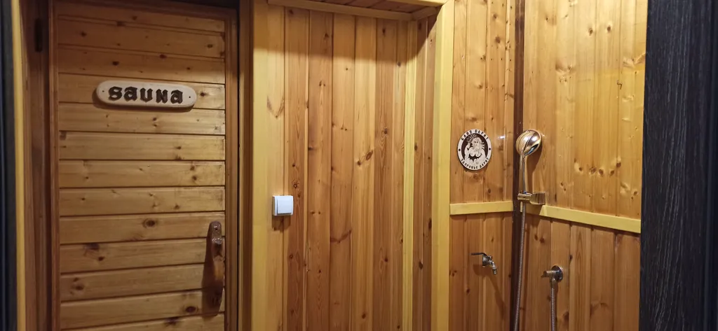 Дом с сауной, мангалом, три спальни, закрытая парковка.
 Новый год