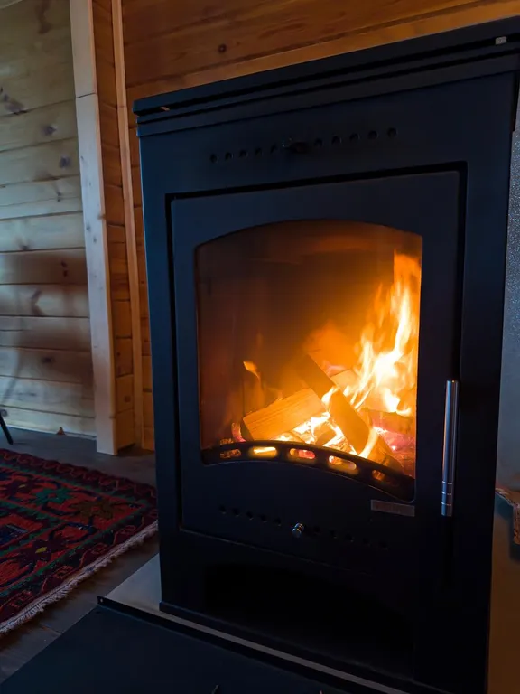 Домик с печью/камином в окружении природы