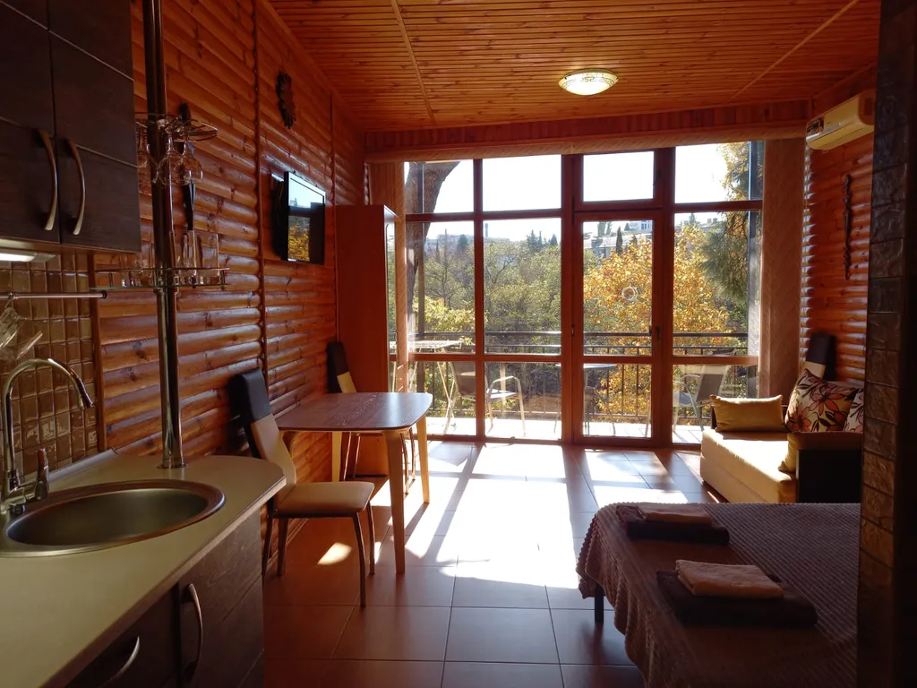 Студия с балконом и панорамными окнами