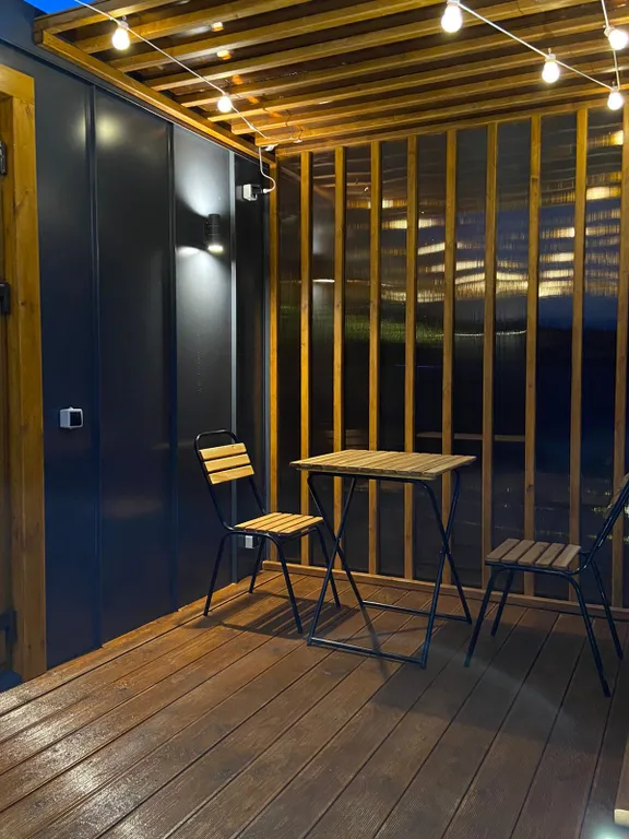 Уютный лесной домик на берегу ручья с выходом в лес