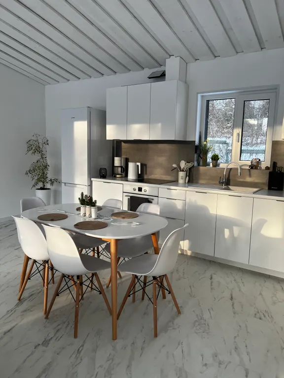 Стильный дом на берегу Ладожского озера с панорамным видом