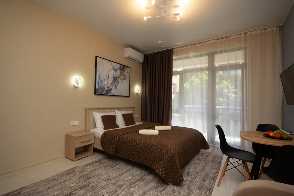 Апартамент с бассейном и балконом