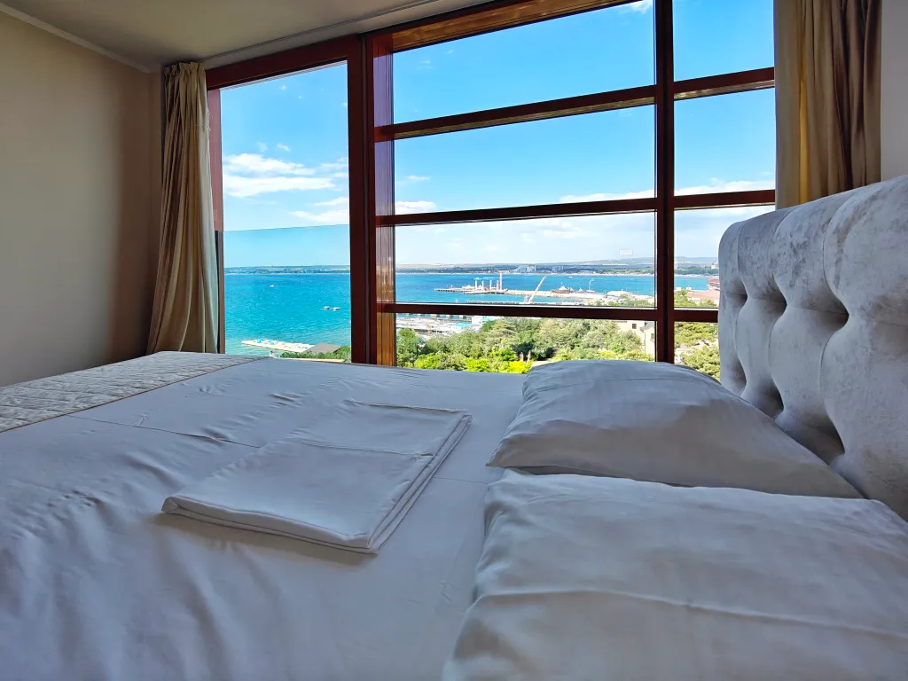 Видовая 2-комнатная квартира в Золотой Бухте