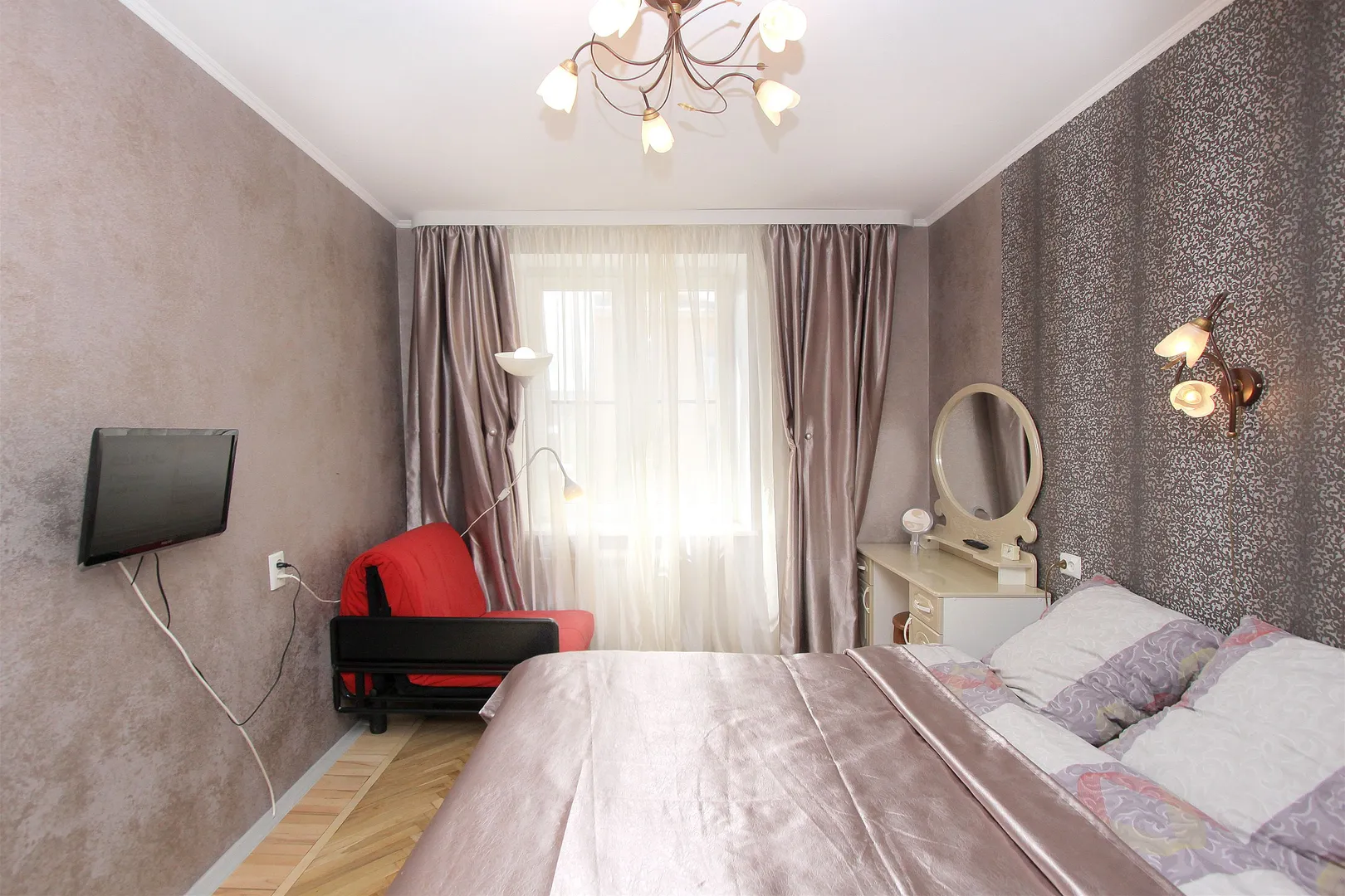 1-ая сп-я: кровать 1,6м. + кресло-кровать, телевизор