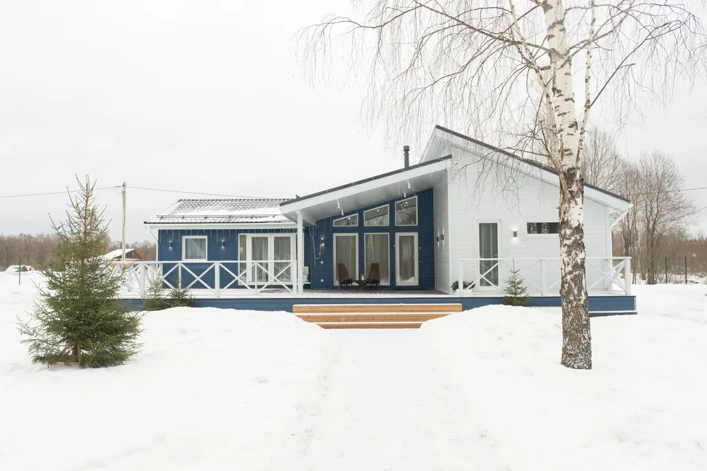 Дом на берегу лесного озера