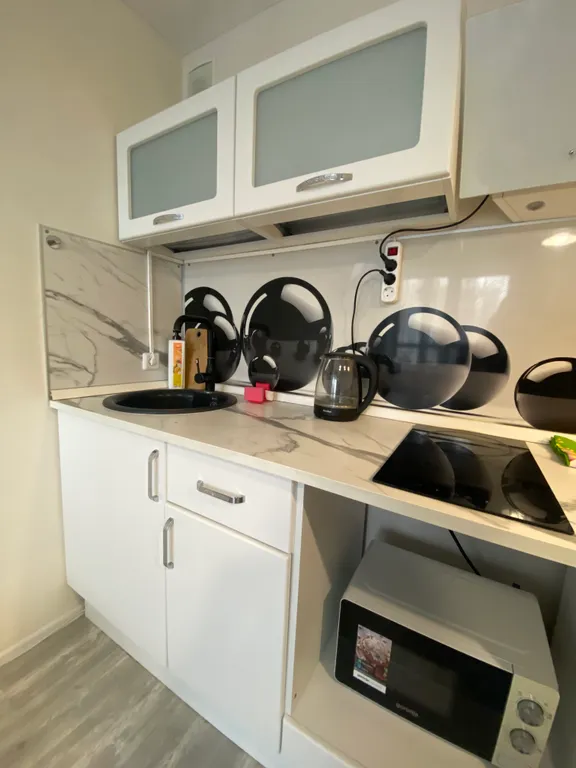 Квартира-студия с панорамным балконом в центре города