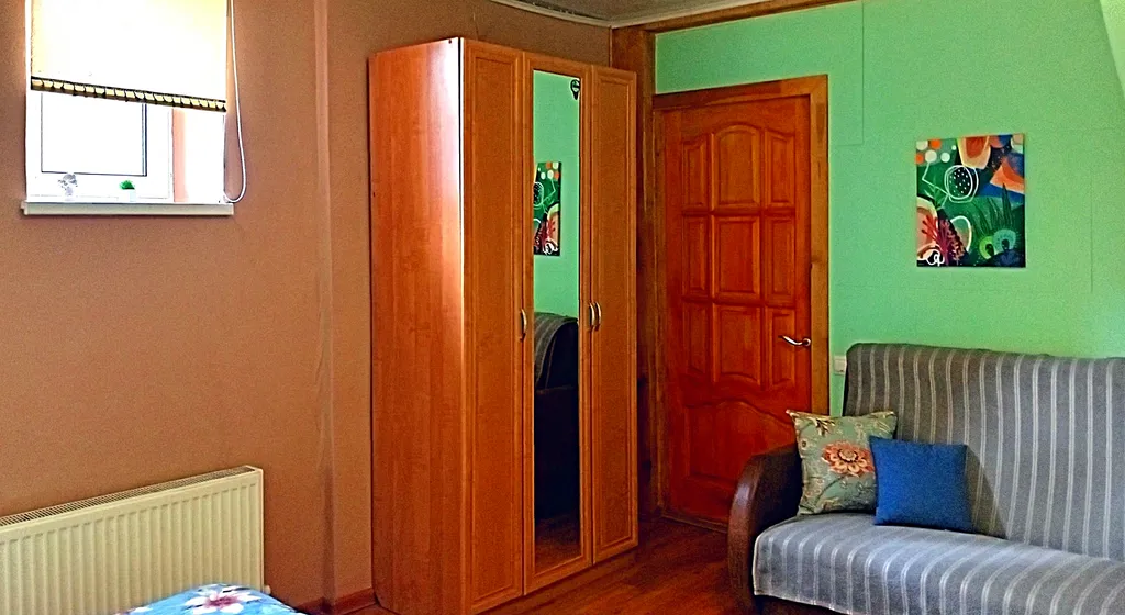 На берегу озера с лебедями, в центре, с камином и антресольным этажом