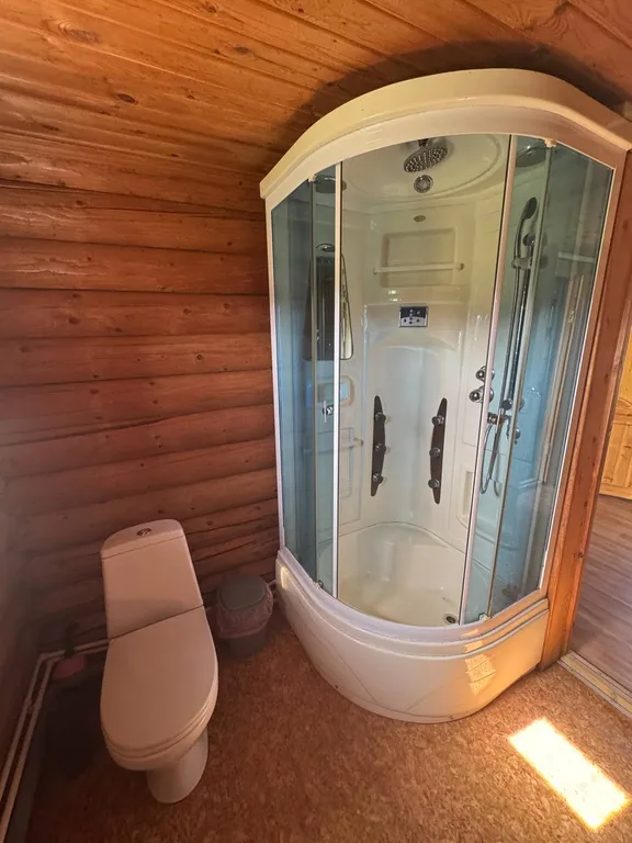 Дом из сруба у воды