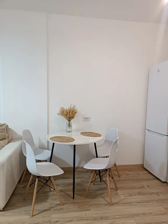 Двухкомнатная квартира возле озера и парка