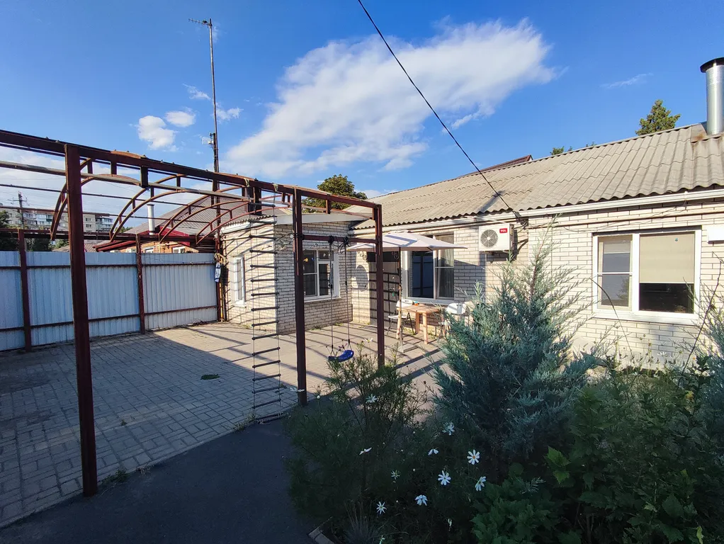 Двухкомнатный вместительный дом со двором