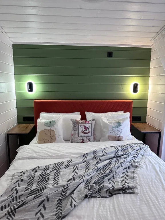 Дом в облаках у леса