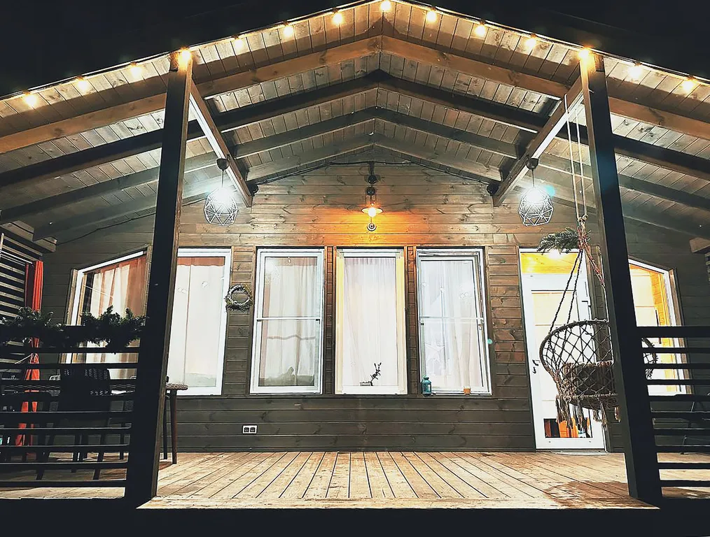 Большой дом с видом на озеро