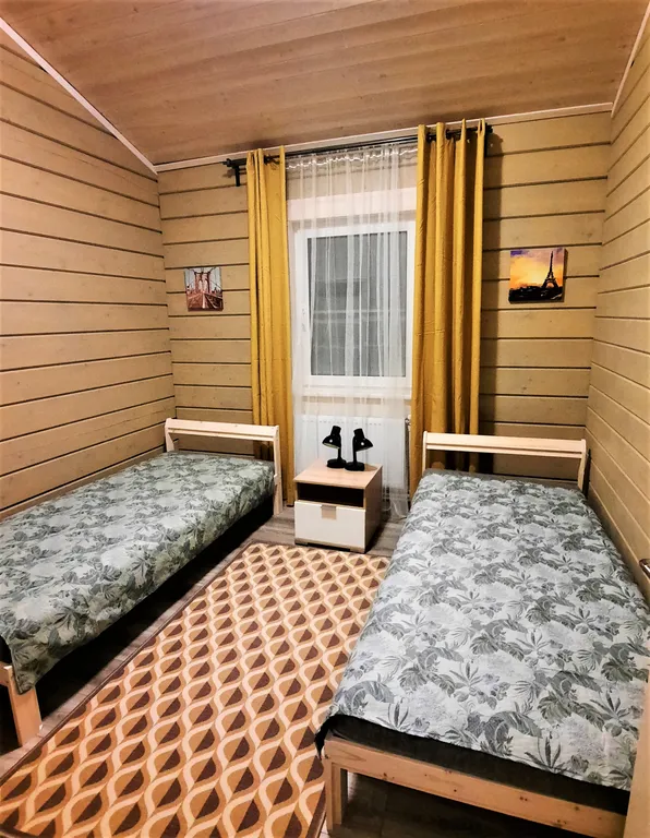 Дом на берегу озера у леса