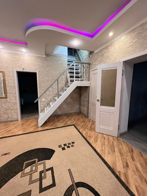 Большой двухэтажный дом