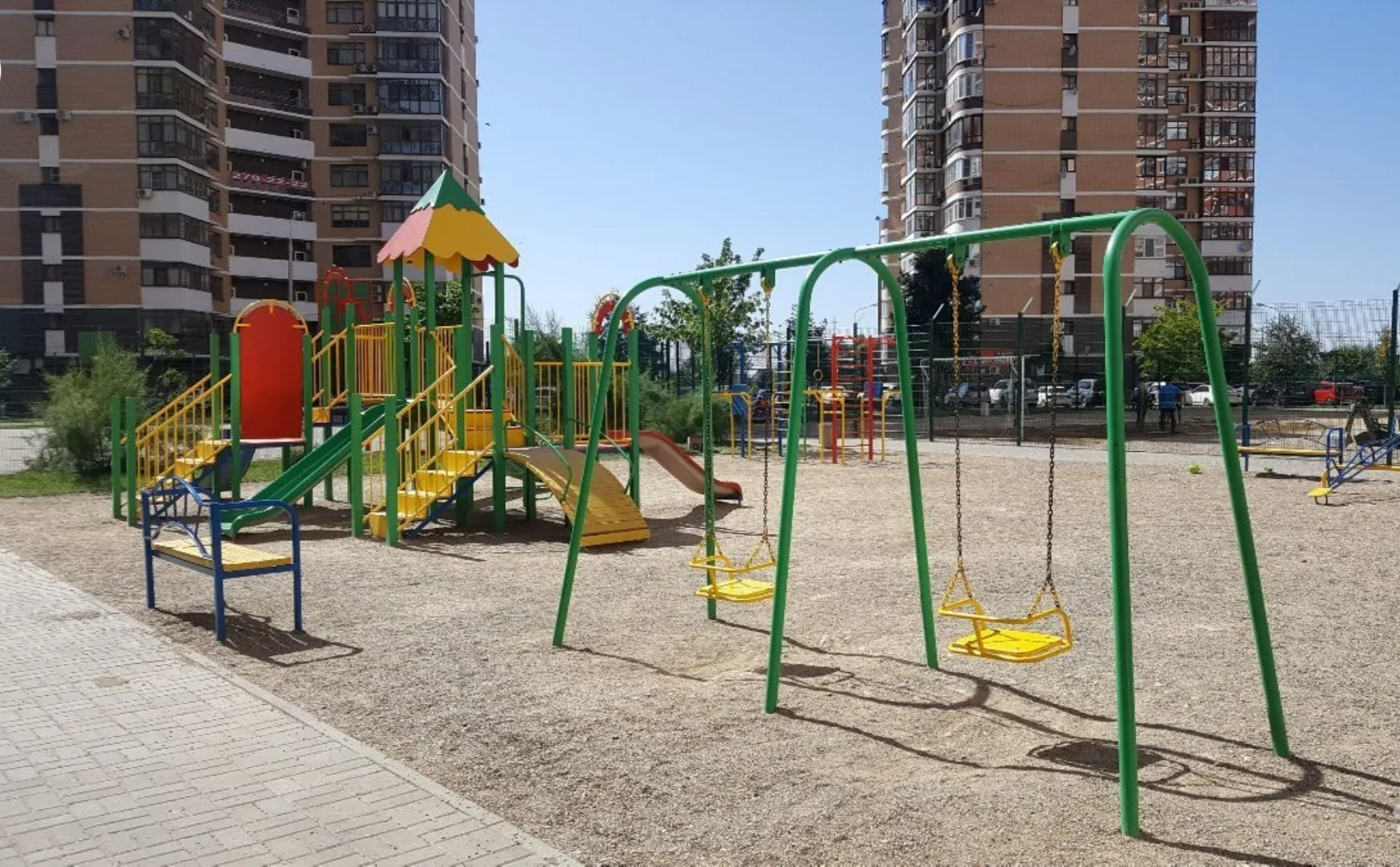 Двор оснащен детскими и спортивными площадками 