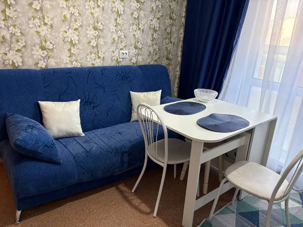 Квартира напротив Ледового дворца и областной больницы .