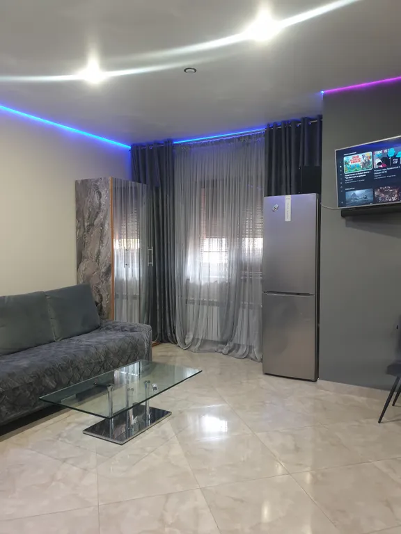 Дизайнерская современная студия в новом доме сердца центра города