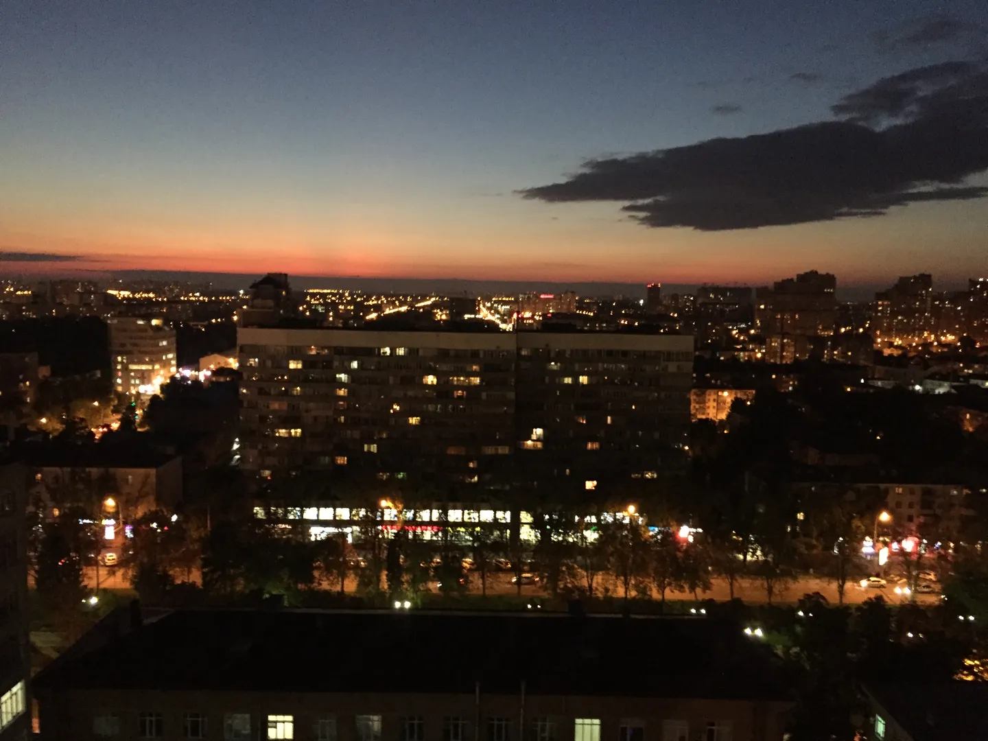 Ночной вид на город из окна квартиры