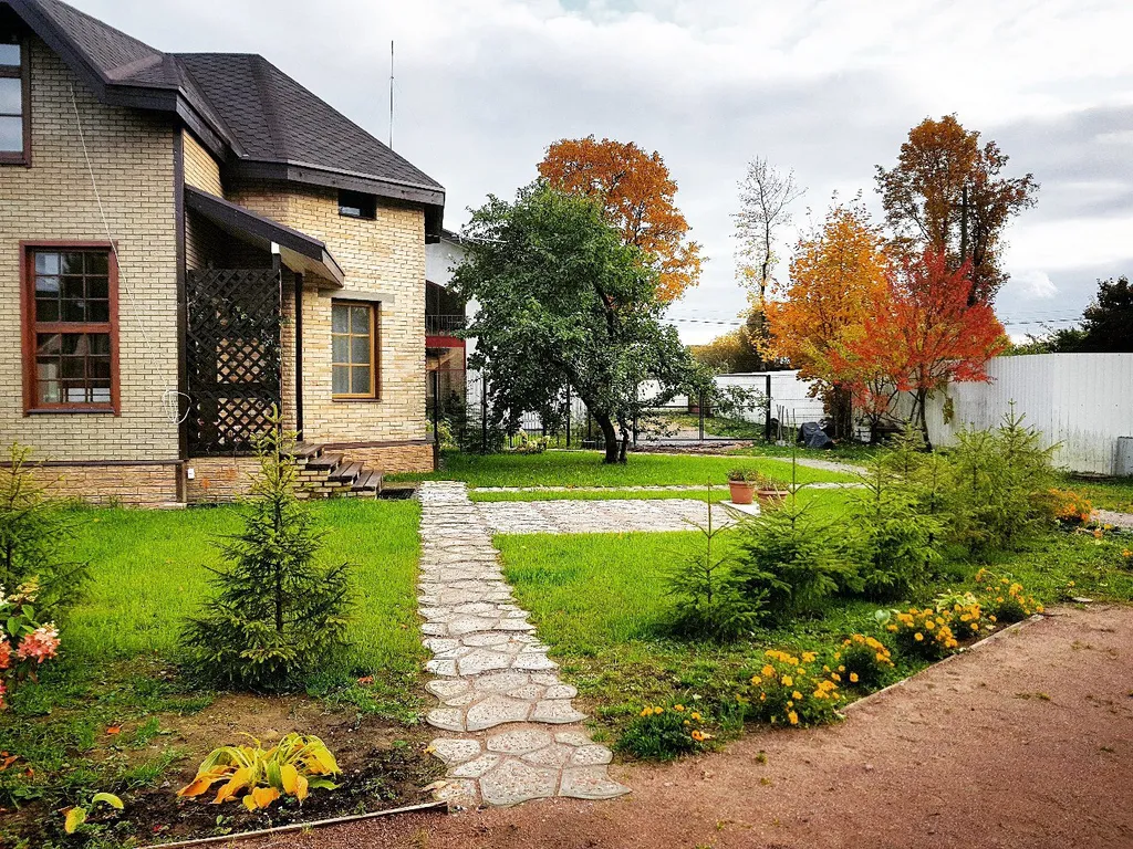 Стильный коттедж с панорамным остеклением у озера