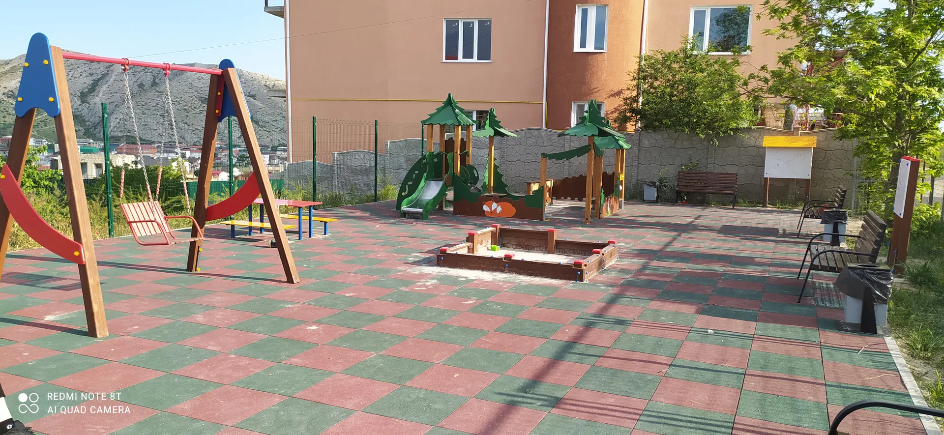 Детская площадка в общем дворе