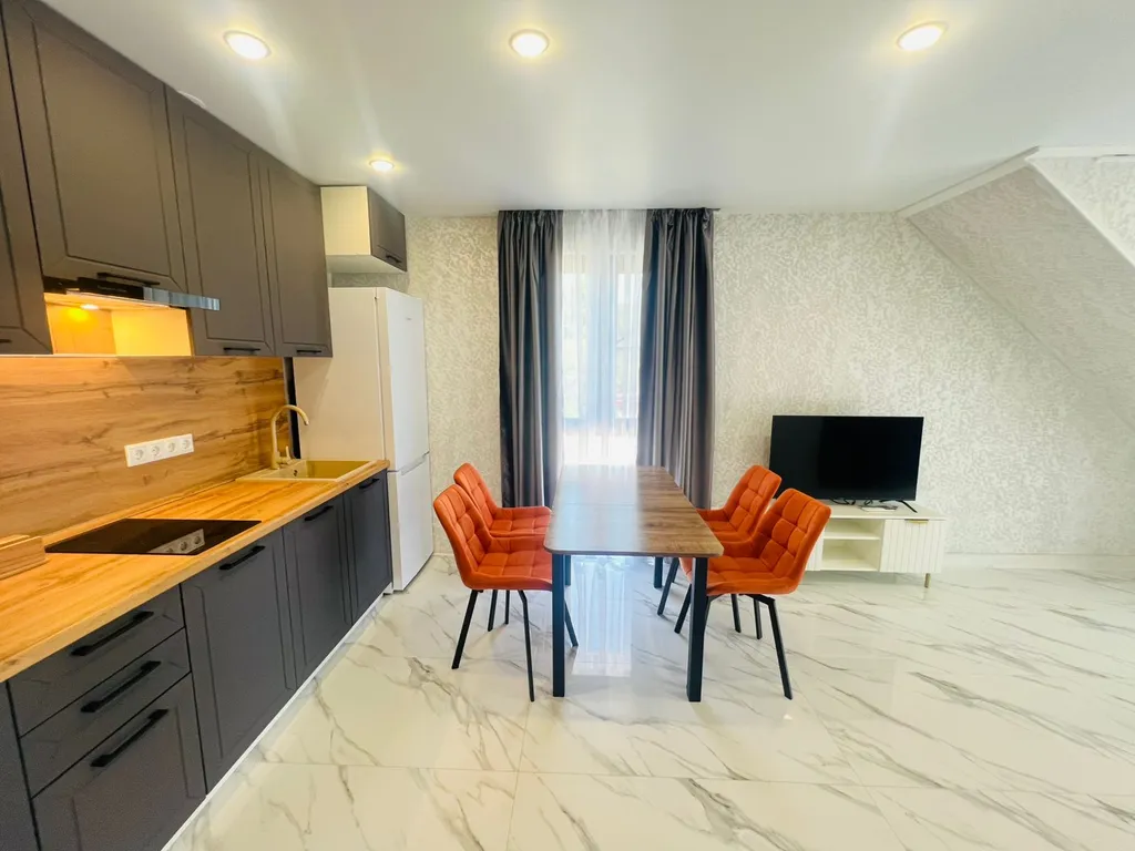 Двухуровневая трёхкомнатная квартира с балконом и бассейном — аренда посуточно в Вардане