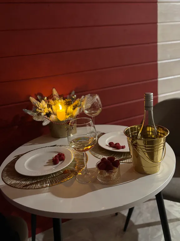 Яркий дом с ванной у панорамного окна