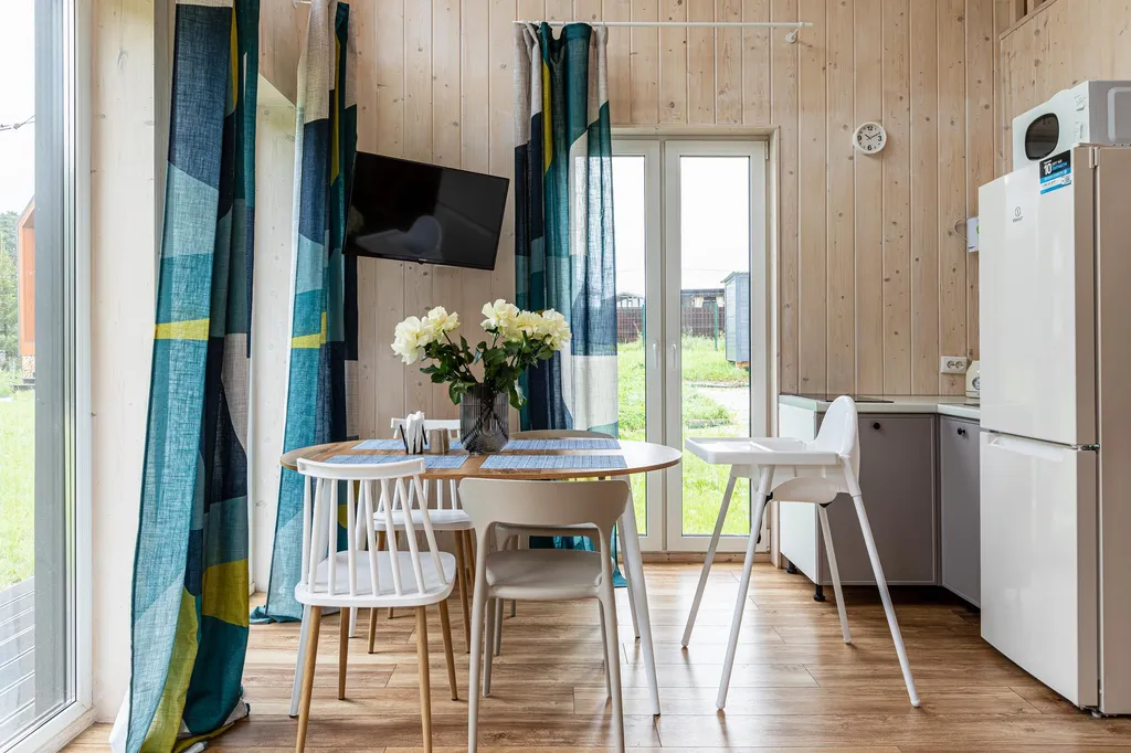 Яркий коттедж с панорамным видом на лес рядом с баней