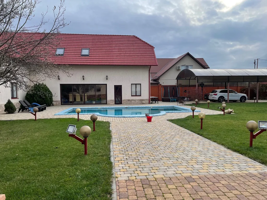 Красивый дом с баней и бассейном