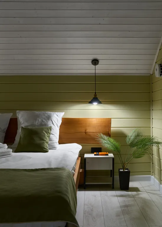 Дом в лесу у озера