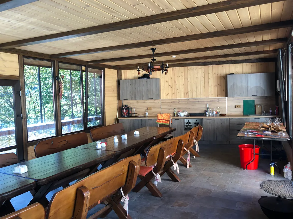 Стильная студия с ванной у панорамного окна и видом на горы