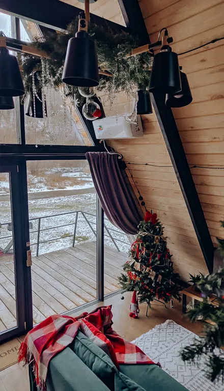 Двухэтажный а-фрейм 2 с панорамным остеклением и террасой