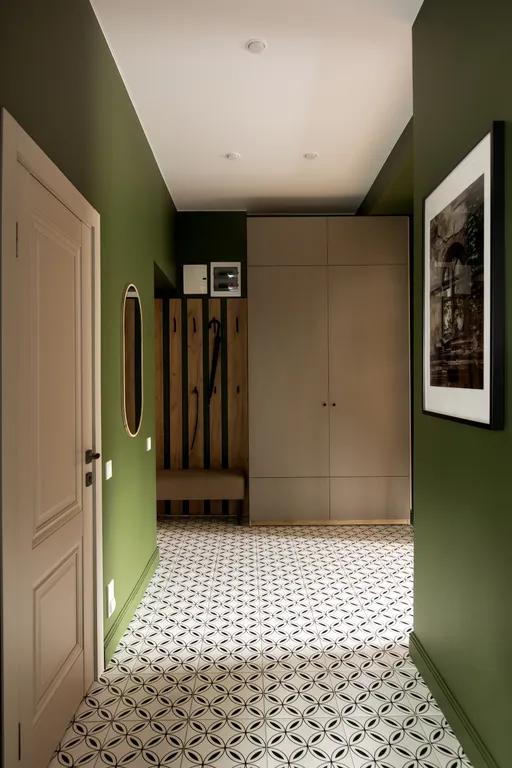 Яркая сталинка с балконом и видом на бульвар