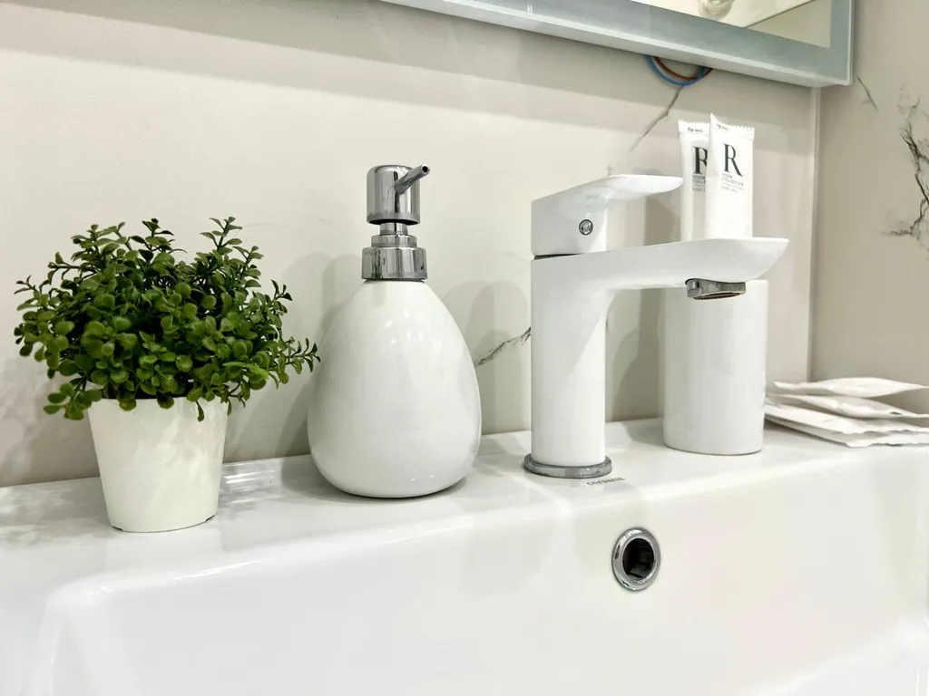 Стильный белоснежный апартамент в центре города, бесконтактный заезд