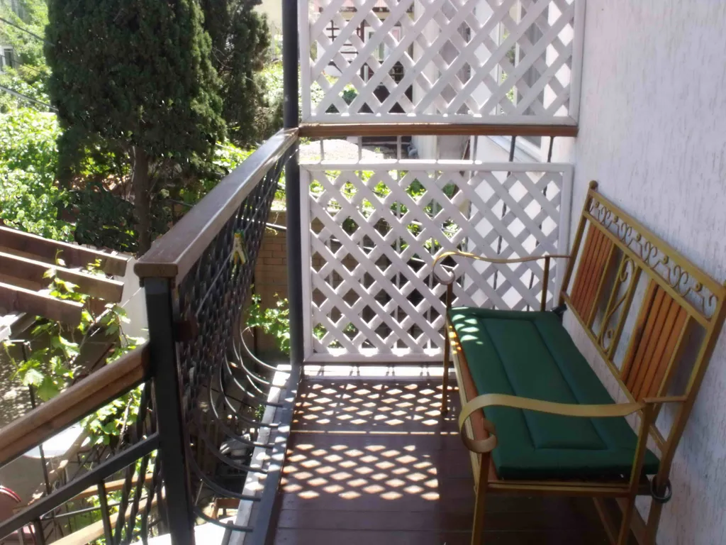 Апартамент с отдельным входом и балконами