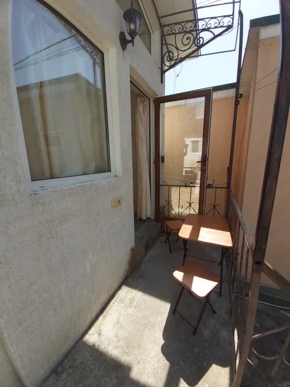 У Воронцовского дворца, до пляжа 5 минут пешком в тени алеями парка