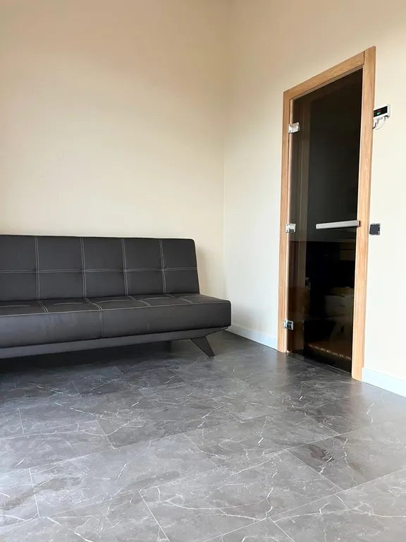 Стильный дом с теплым бассейном и сауной