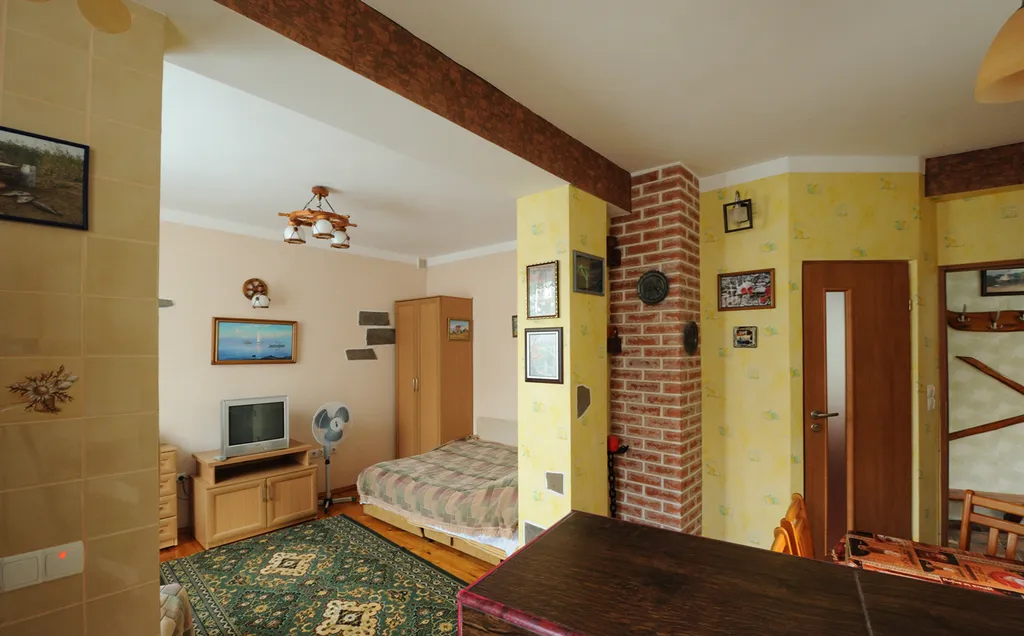 Дом с балконом, видом на море у пляжа и Воронцовского дворца