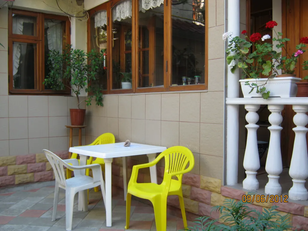 Квартира Жильё в частном доме с видом на бассейн с рыбками — Евпатория