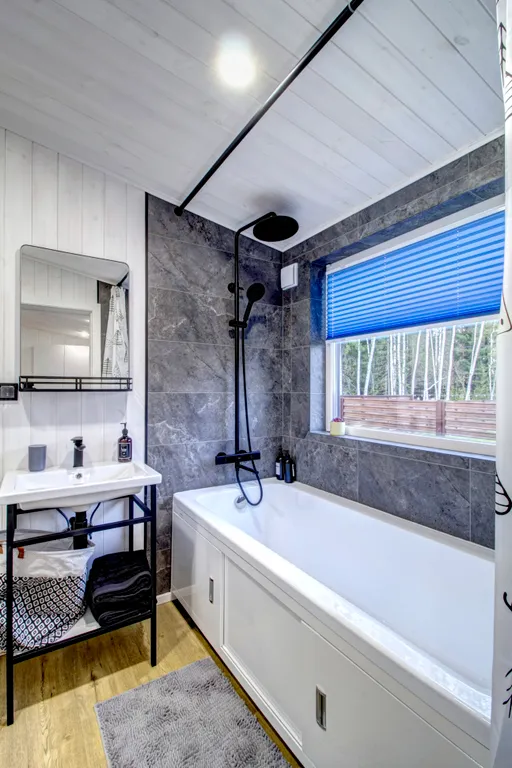 Уютный дом с видом на лес для большой компании