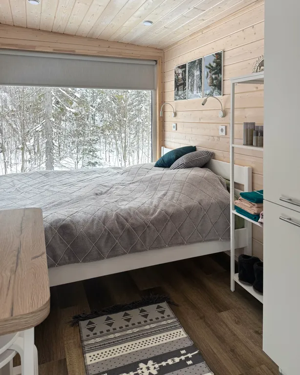 Уютный домик с панорамным окном и видом на лес