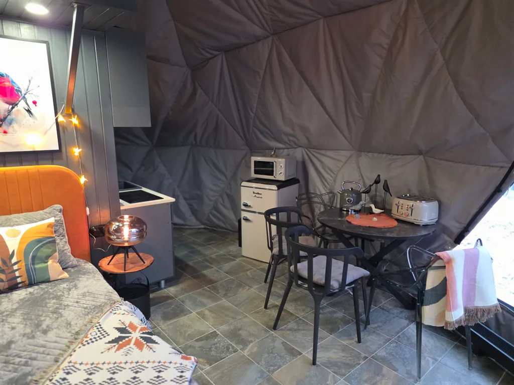 Новая сфера для глэмпинга Бёрд&Self vibe с дизайнерским интерьером