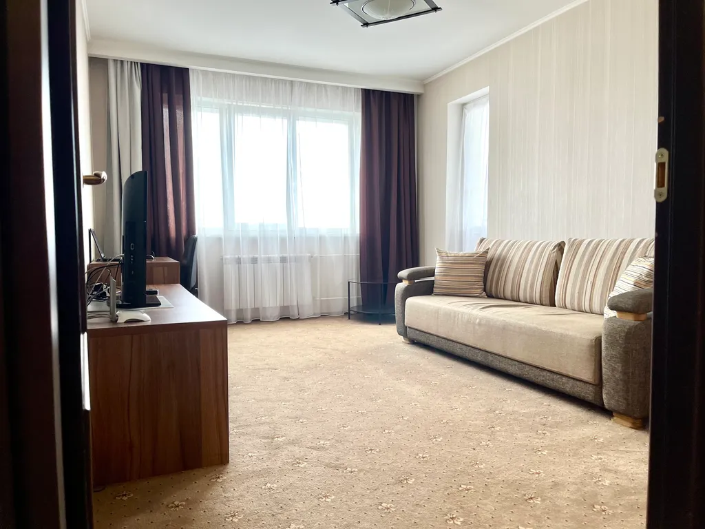 Изолированная двухкомнатная в центре города рядом с метро и ТЦ