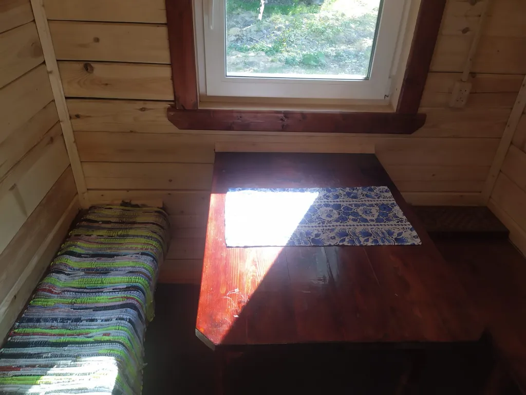 Домик с балконом